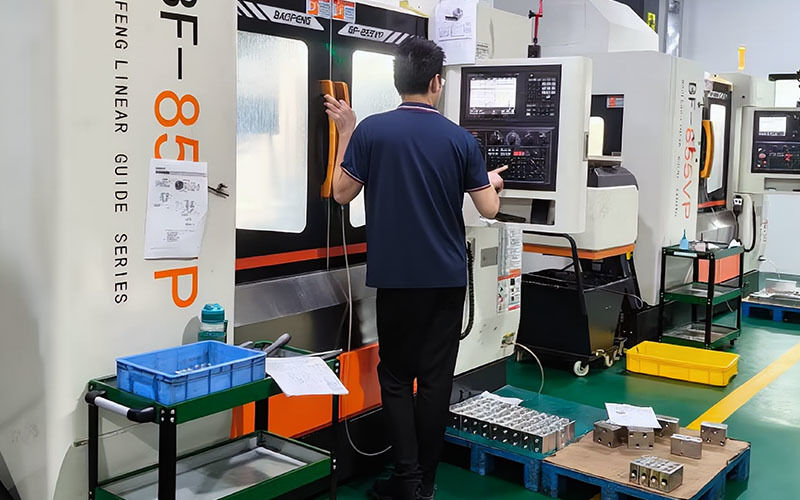 Dongguan Zhongwei Metal Products Co., Ltd productielijn van de fabrikant