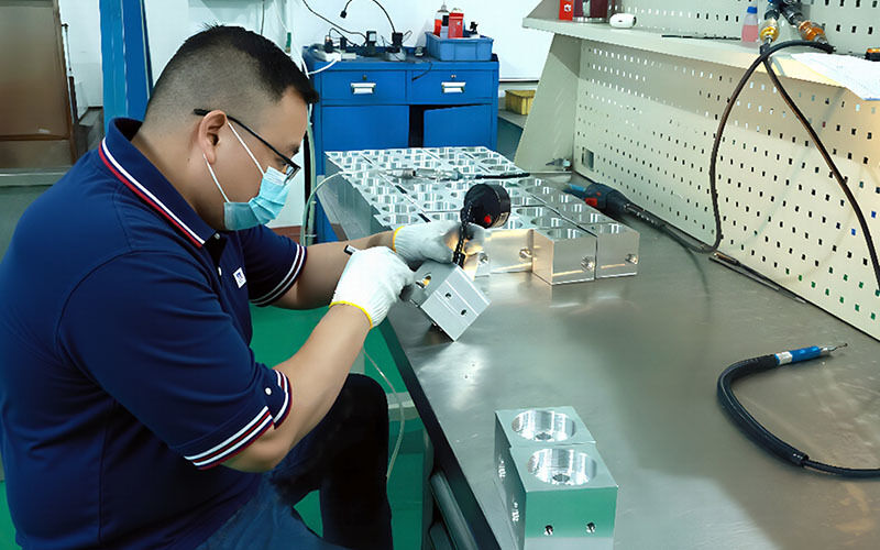 Dongguan Zhongwei Metal Products Co., Ltd productielijn van de fabrikant